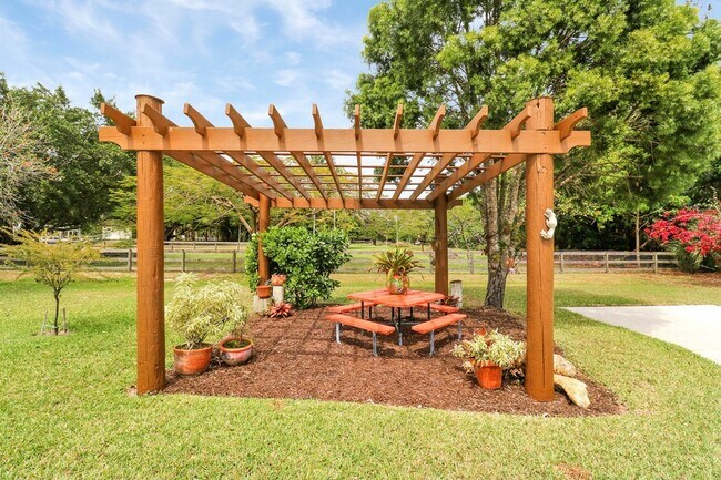 Building Photo - 10735 Lantana Rd