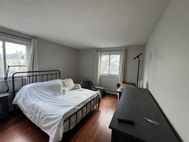 Building Photo - 2 Bed 1 Bath