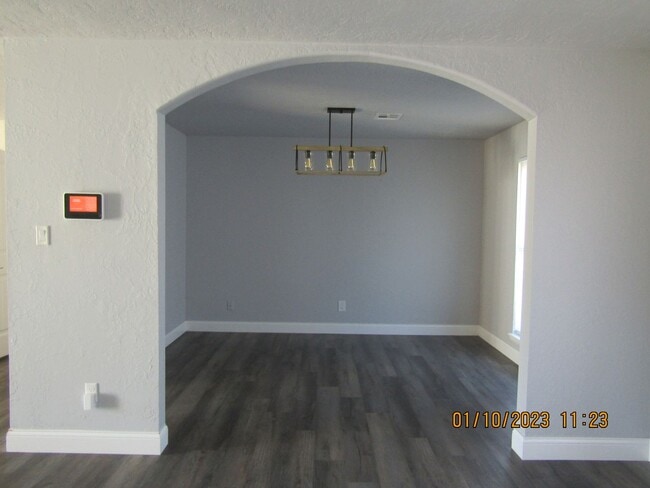 Building Photo - Great home located on the eastside, walking distance to MacArthur Schools.