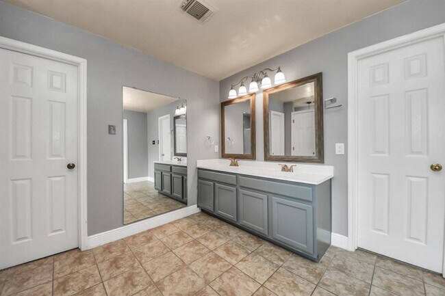 Building Photo - 2515 Knoll Shadows Ln