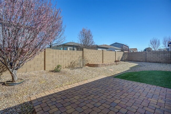 Building Photo - 3 bed 2 bath home in Quailwood!