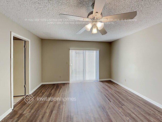 Building Photo - 16601 Vallely Dr