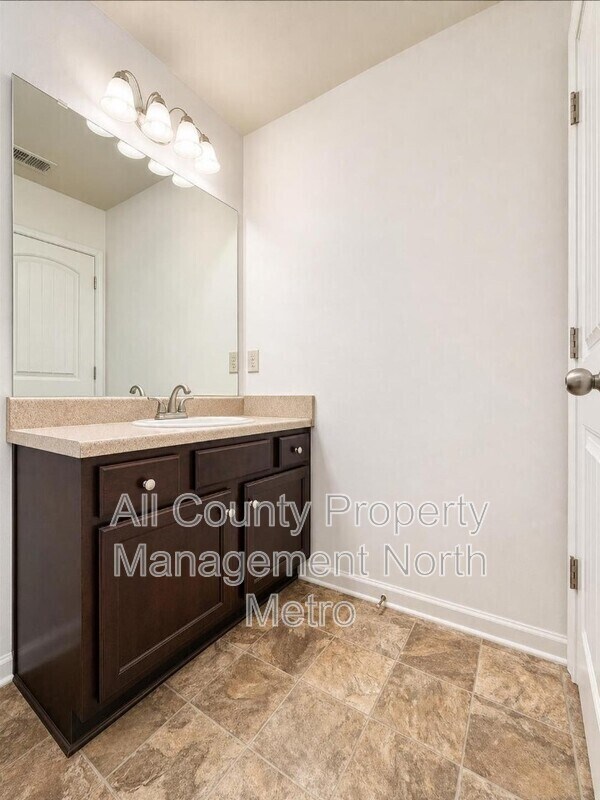 Building Photo - 417 Village View