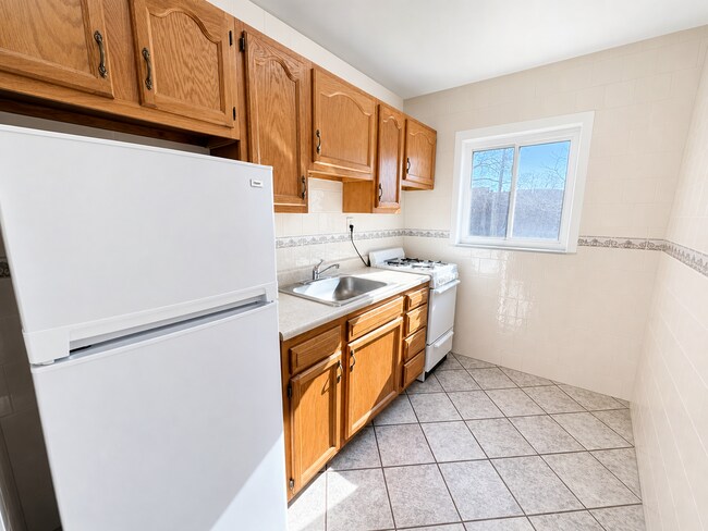 Interior Photo - SAVOY APTS -- 058