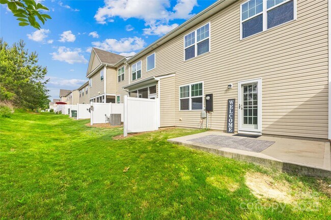 Building Photo - 3233 Yarmouth Ln