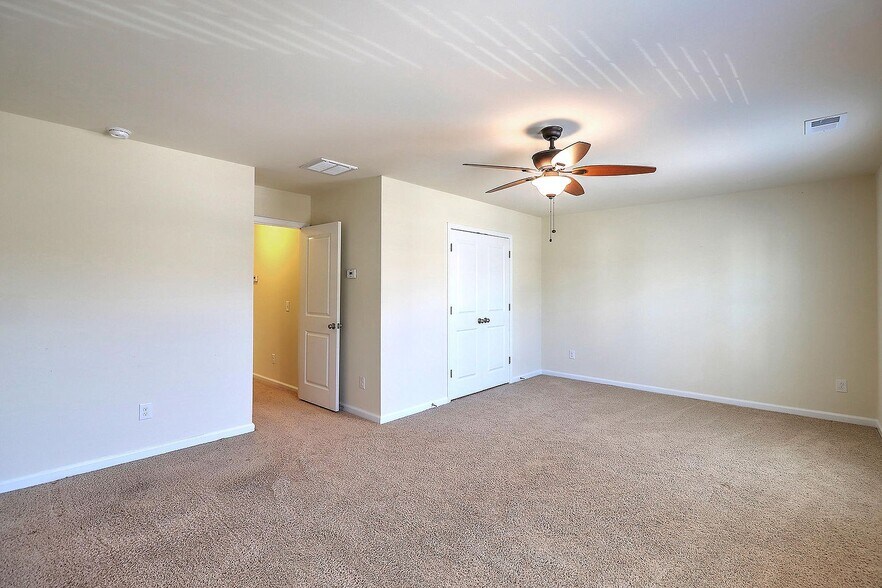 Building Photo - 1525 Oldenburg Dr