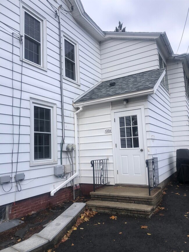 Building Photo - 132 Pine St