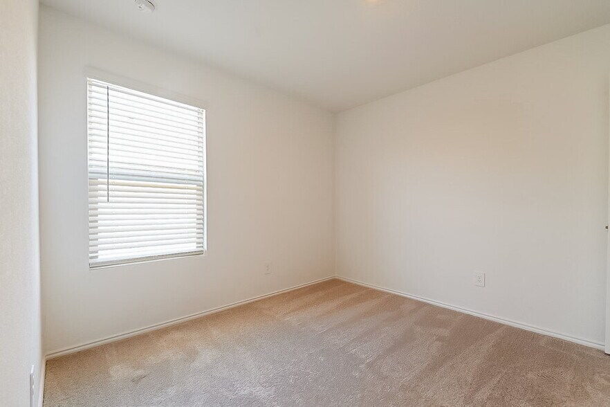 Building Photo - 1040 Crestview Dr