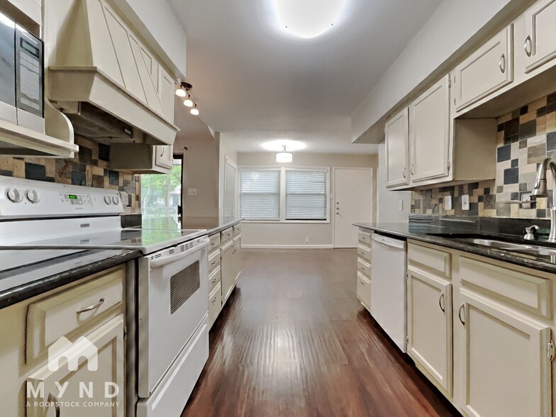 Building Photo - 925 Warren Way