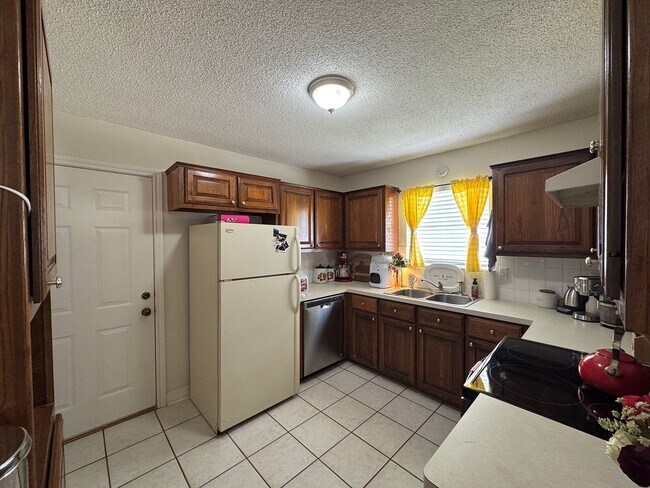 Building Photo - 208 Summerset Ct