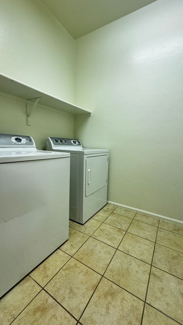 Building Photo - Eastside (Stella and Kolb) 4 bedroom  2 bath house with 2 car garage near Lakeside Park!