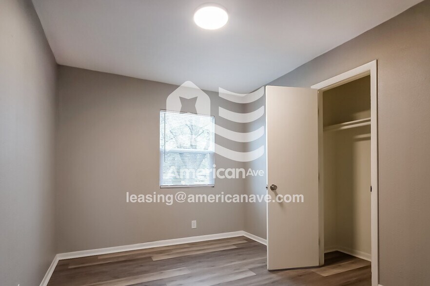 Building Photo - 5215 N Johnstown Ave