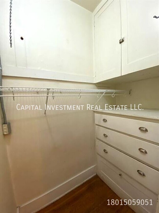 Building Photo - 470 E 300 S