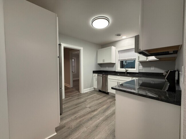 Building Photo - 313 E Bernard Ave