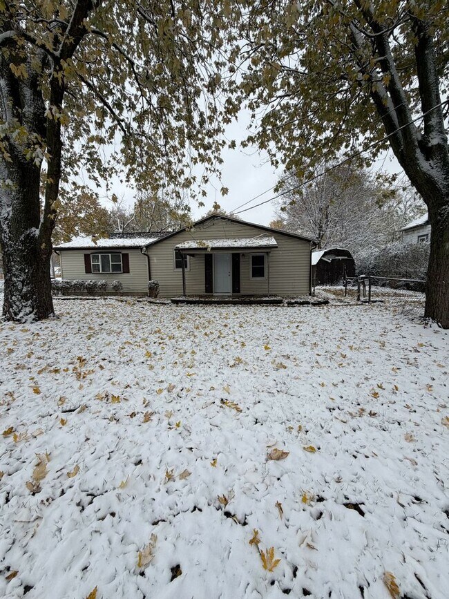 Building Photo - Freshly Renovated Home in Convenient Locat...