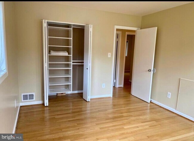 Building Photo - 1040 Warbler Pl