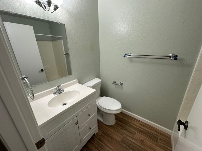 Building Photo - Three bedroom Clearview Circle Condo!