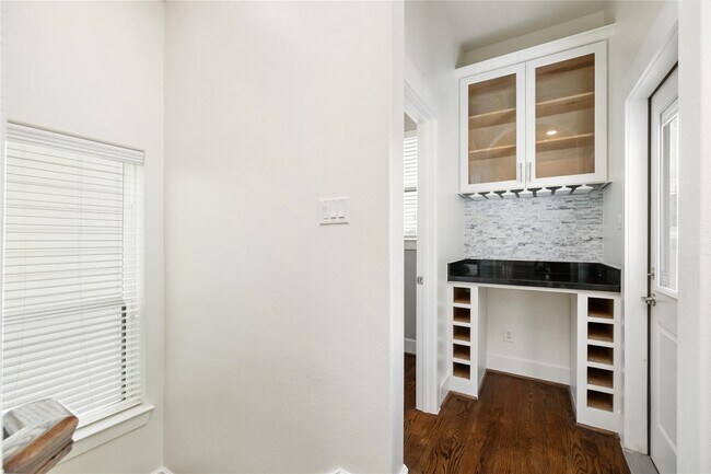 Building Photo - 829 Wakefield Dr