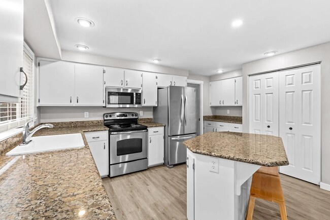 Building Photo - 4BD, 2.5BA Home located in the desirable C...