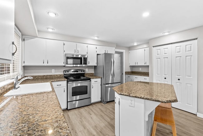 Building Photo - 4BD, 2.5BA Home located in the desirable Churchill Neighborhood!