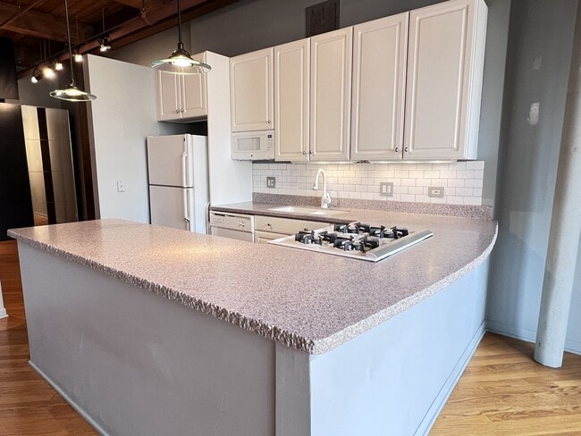 Building Photo - 1000 W Washington Blvd