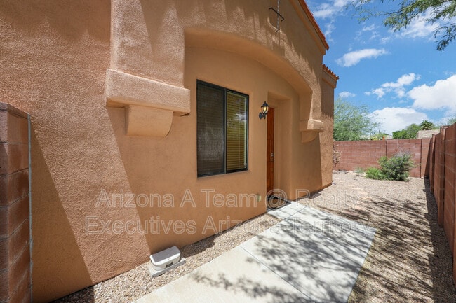 Building Photo - 665 E Weckl Pl