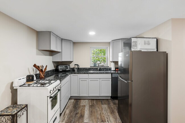 Building Photo - 1301 W Nelson St