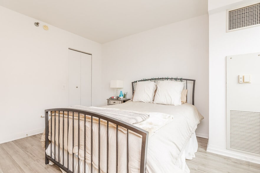 Building Photo - 33 W Ontario St