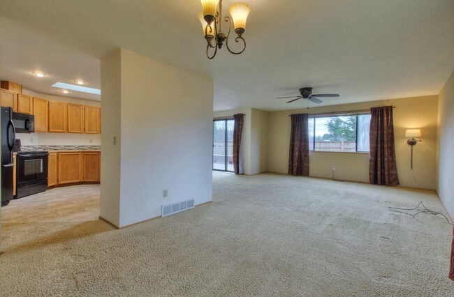 Building Photo - Bright & Spacious Rambler off of Cul-de-Sac