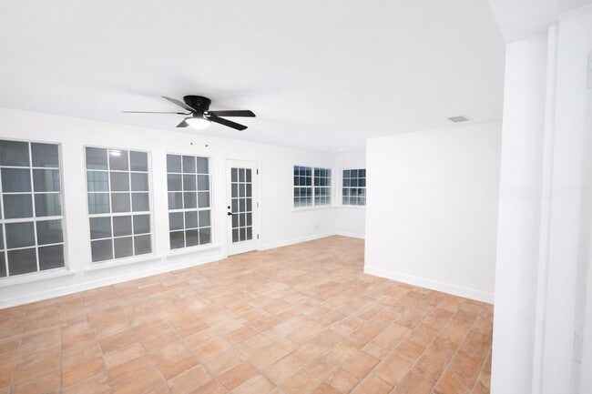 Building Photo - 313 Sycamore St