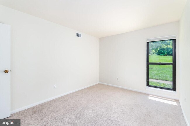 Building Photo - 5805 Royal Ridge Dr