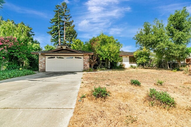 Building Photo - Classic Ranch Style Home in Top School Dis...