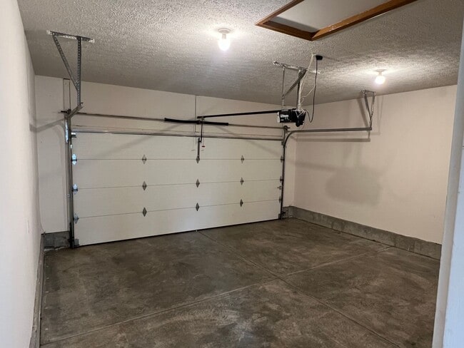 Building Photo - Great Nixa Location with Large Yard