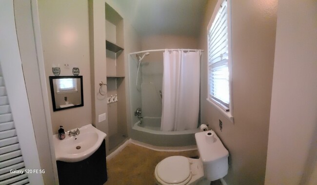 Master Bath - 6037 Elstree Pl