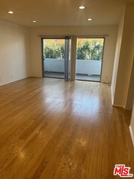 Building Photo - 416 N Oakhurst Dr