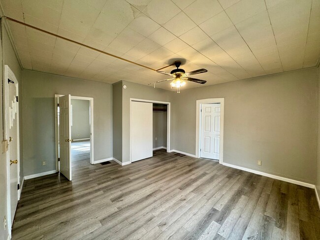 Building Photo - Cute Older Home