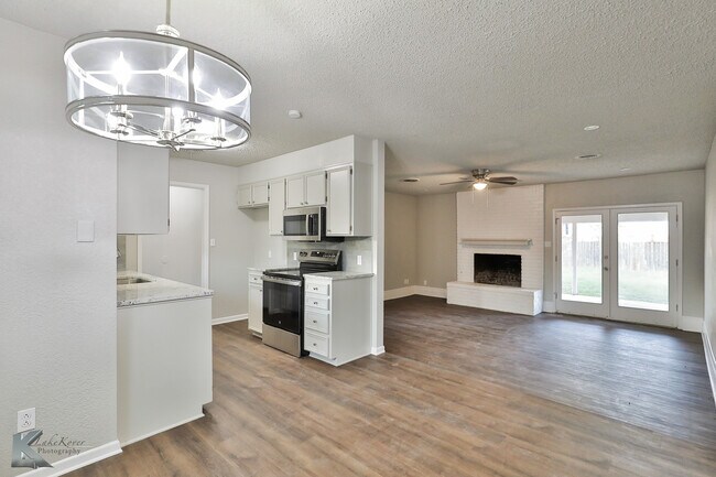 Building Photo - 4350 Bluebonnet Ct