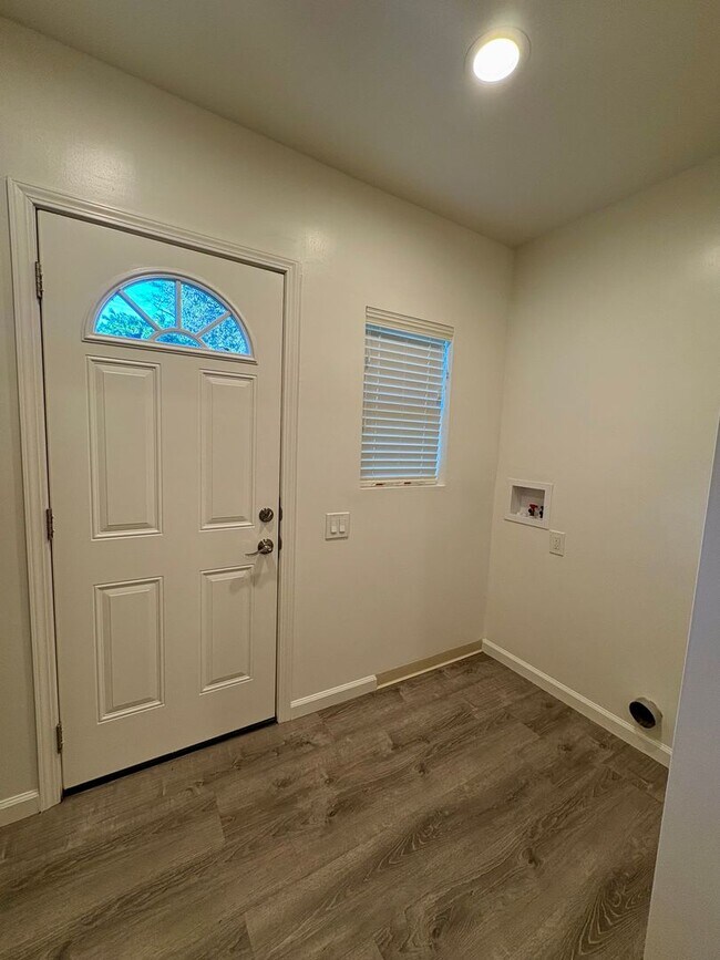 Building Photo - Updated and Stunning 2bed/1bath home in Mi...