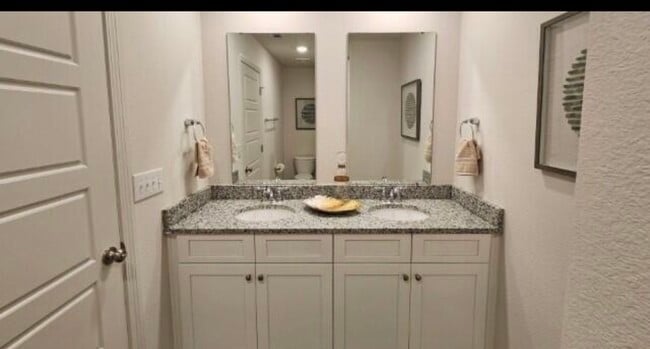 Building Photo - 12289 Sinclair Dr