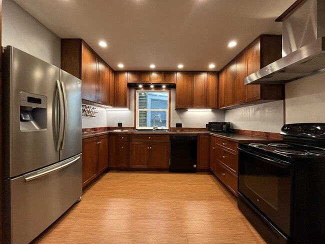 Building Photo - Large NW Portland Home Near Shops & Restaurants with Finished Basement & Bay Windows