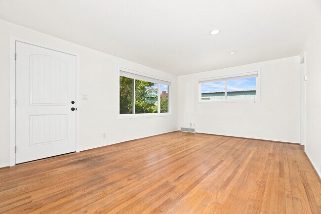 Building Photo - Beautiful Magnolia Home with Updated Kitchen, Spacious Yard & Flexible Living Space!- Available N...