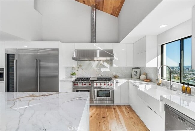 Building Photo - 8566 Hollywood Blvd