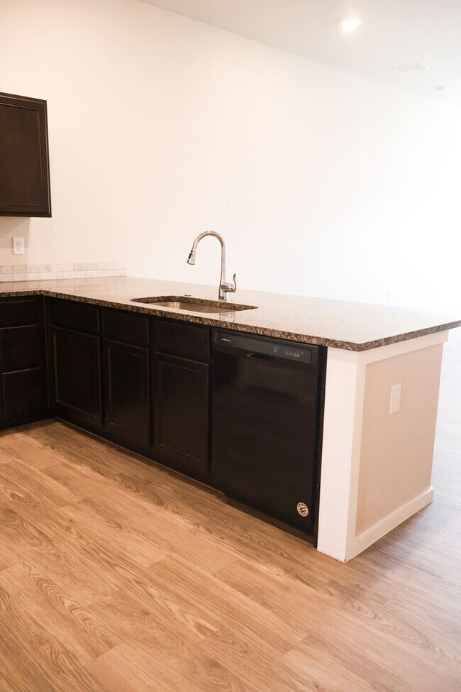 Building Photo - Upland Heights- 7043