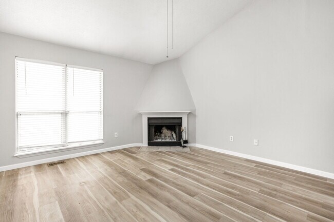 Building Photo - 224 E 13th St