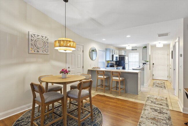 Building Photo - 2 bed, 2 bath, Furnished for Short Term Le...