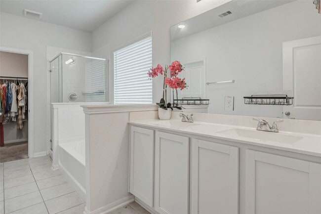 Building Photo - 15231 White Moss Dr