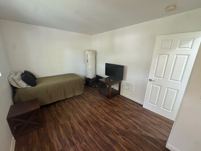 Building Photo - Newly renovated 2 bedroom, 2 bathroom condo