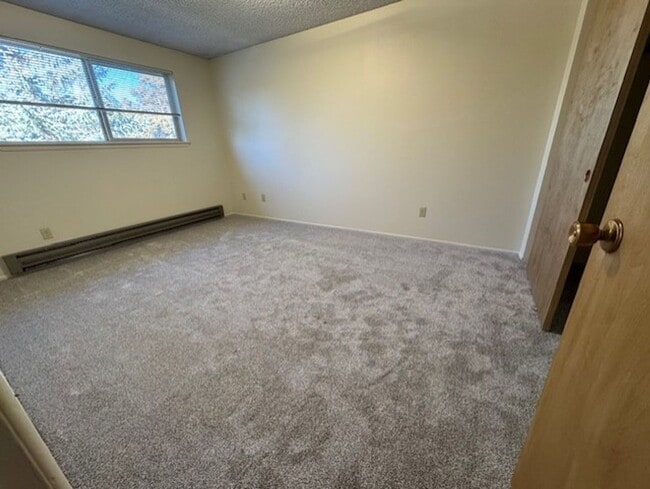 Building Photo - MOVE IN SPECIAL 1/2 OFF FIRST MONTHS RENT WITH A YEAR LEASE / West Side Location