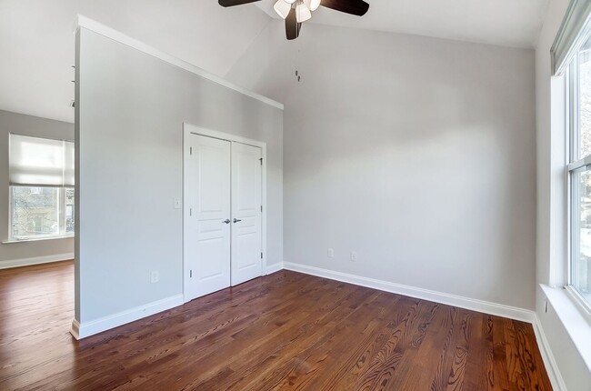 Building Photo - Beautiful Townhome in First Ward!