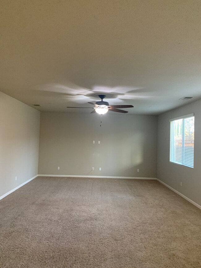 Building Photo - Spacious 4 Bedroom 3 Bath Home in Harlan R...